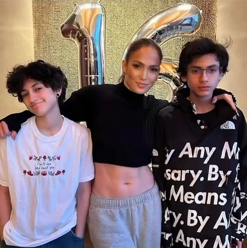 jennifer lopez with twins max and emme