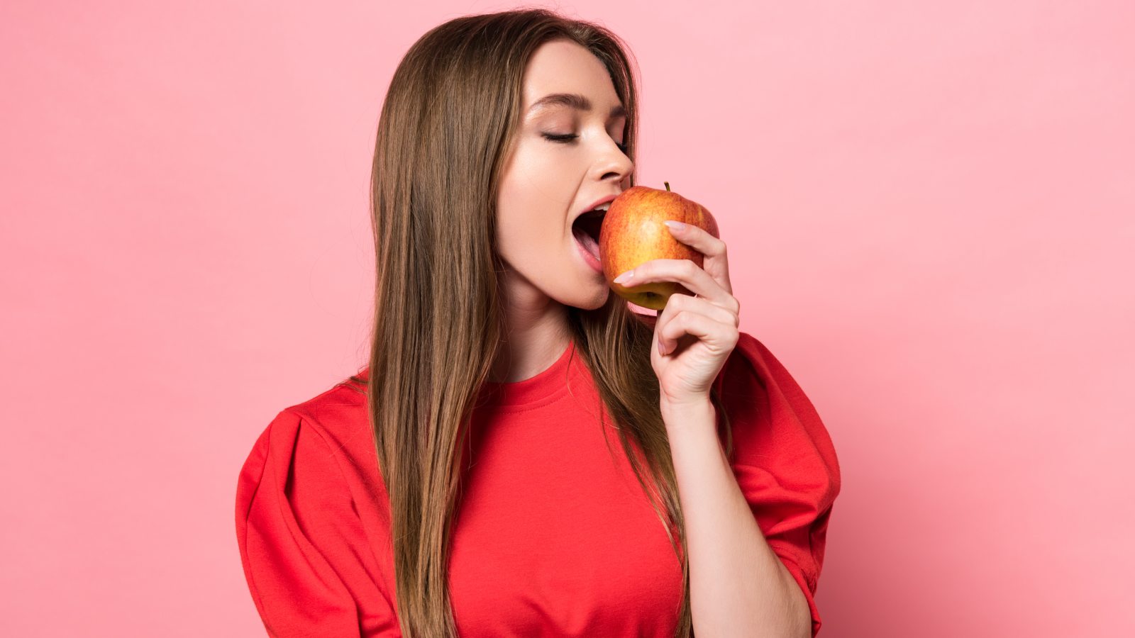 woman eating apple