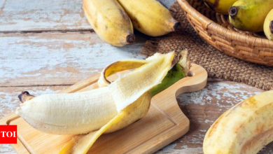 How to use banana peel for soft skin and shiny hair