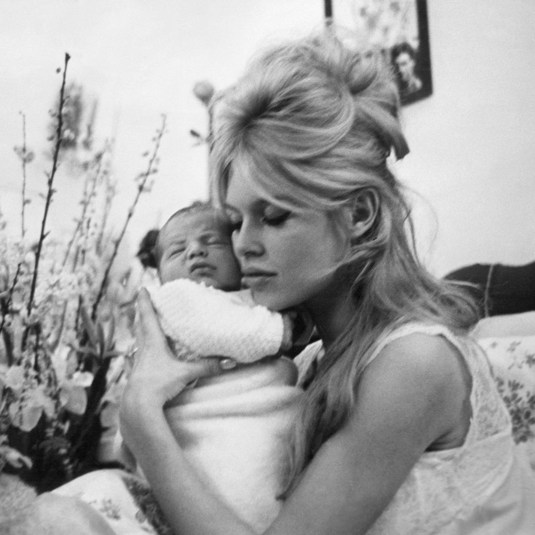 L'actrice franÃ§aise Brigitte Bardot tient son bÃ©bÃ© Nicolas, nÃ© il y a deux jours le 11 janvier 1960.
French actress Brigitte Bardot holds her baby Nicolas born on January 11th 1960