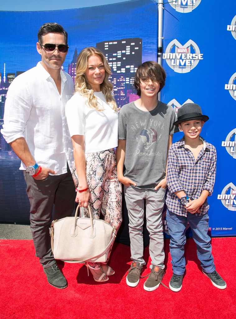 leann rimes, eddie cibrian and sons on the red carpet