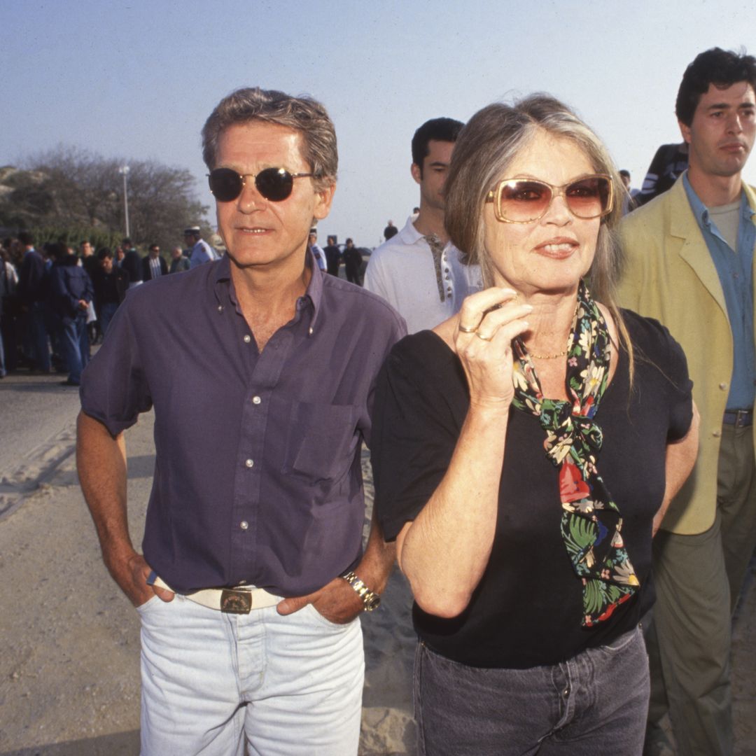 L'actrice Brigitte Bardot et son mari Bernard d'Ormale marchent contre la chasse aux tourterelles le 1er mai 1994.