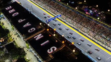 SINGAPORE, SINGAPORE - SEPTEMBER 17: A general view as cars leave the grid at the start of the race during the F1 Grand Prix of Singapore at Marina Bay Street Circuit on September 17, 2023 in Singapore, Singapore. (Photo by Clive Rose/Getty Images)