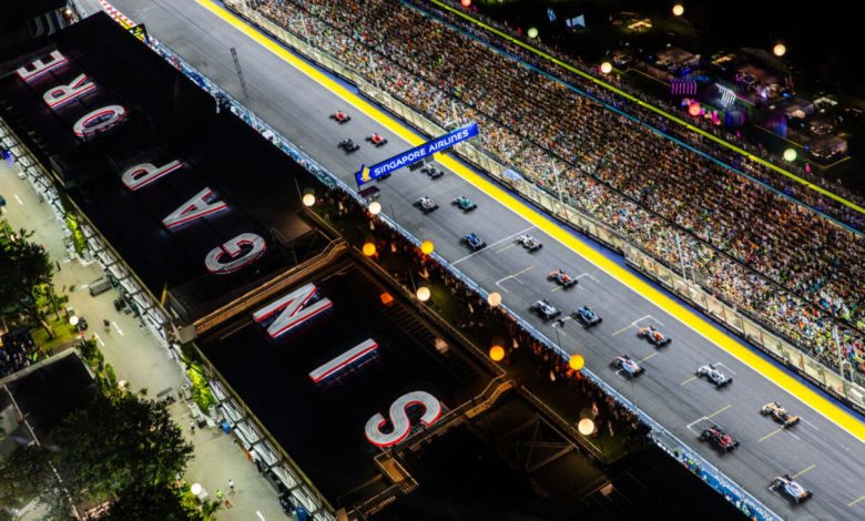 SINGAPORE, SINGAPORE - SEPTEMBER 17: A general view as cars leave the grid at the start of the race during the F1 Grand Prix of Singapore at Marina Bay Street Circuit on September 17, 2023 in Singapore, Singapore. (Photo by Clive Rose/Getty Images)