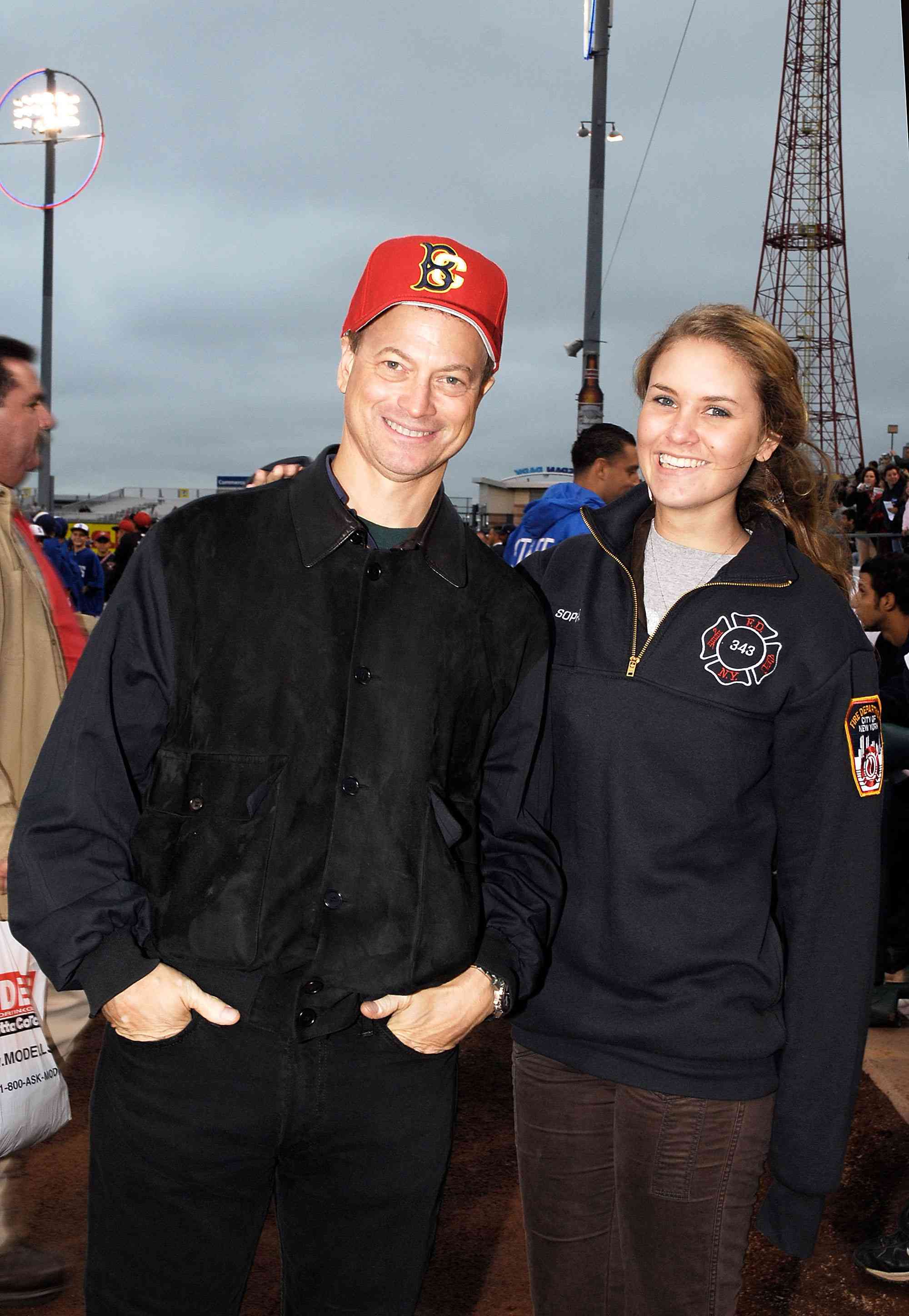 BROOKLYN, NY - AUGUST 10: Actor Gary Sinise takes in a Brooklyn Cyclones game with his daughter Sophie at Keyspan Park on August 10, 2007 in Brooklyn, New York. (Photo by George Napolitano/FilmMagic) 