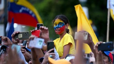 A supporter of Venezuelan opposition presidential candidate Edmundo Gonzalez Urrutia and opposition leader Maria Corina Machado attends a campaign a rally in Maracaibo, Zulia state, Venezuela on July 23, 2024. Venezuela will hold presidential elections on July 28, 2024. (Photo by Raul ARBOLEDA / AFP) (Photo by RAUL ARBOLEDA/AFP via Getty Images)