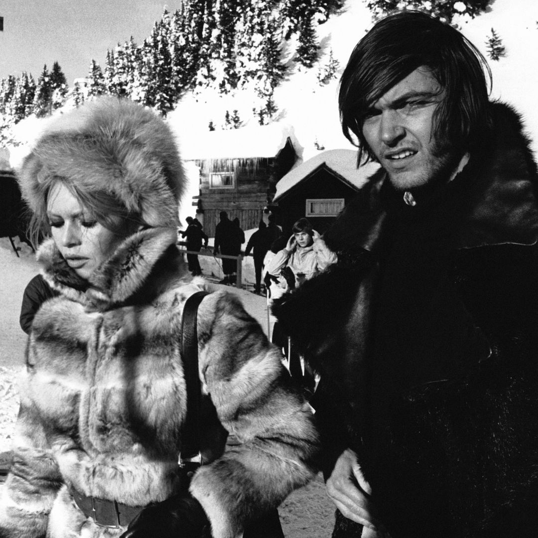 L'actrice Brigitte Bardot et son ami Patrick Gilles aux sports d'hiver, circa 1960 en France 