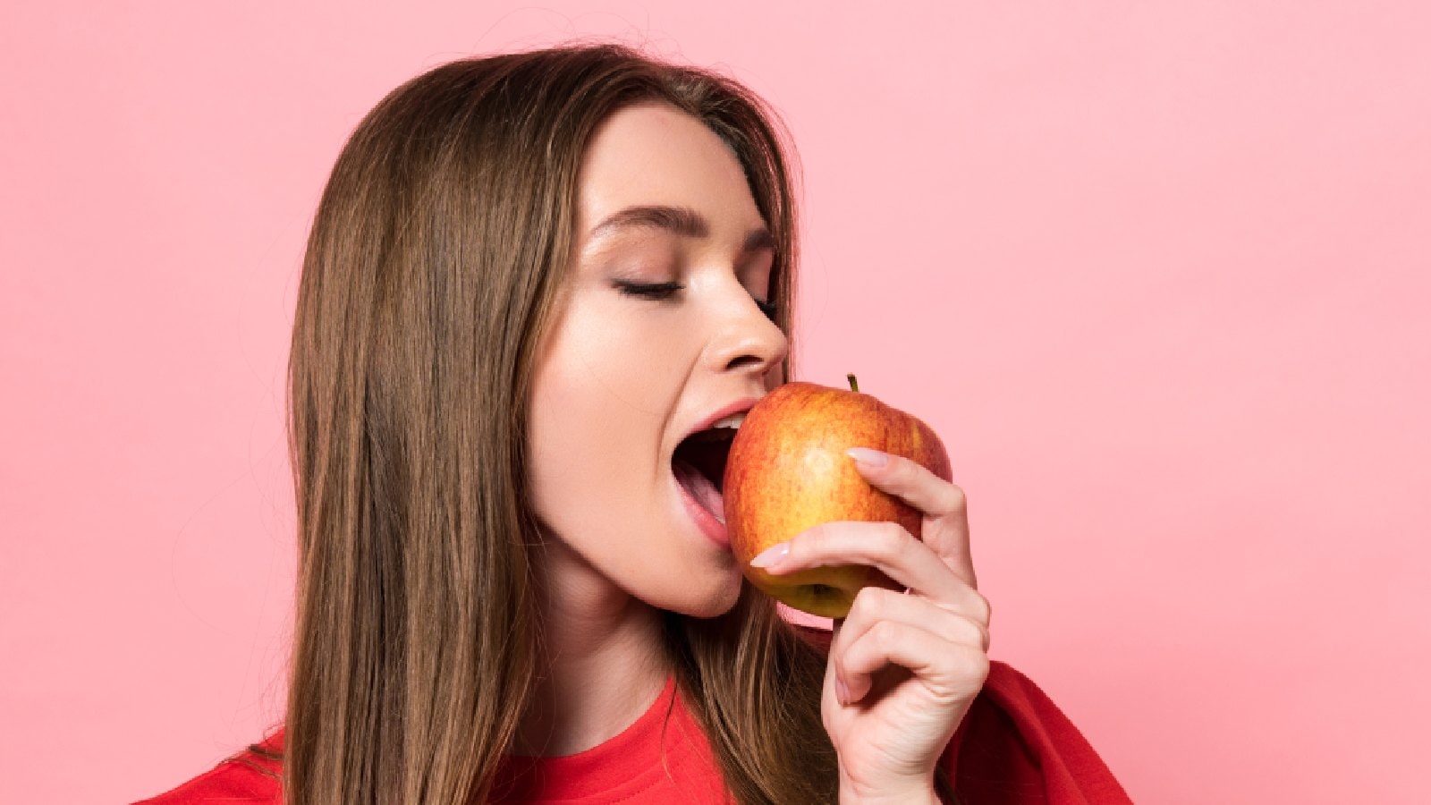 woman eating fruit for weight loss