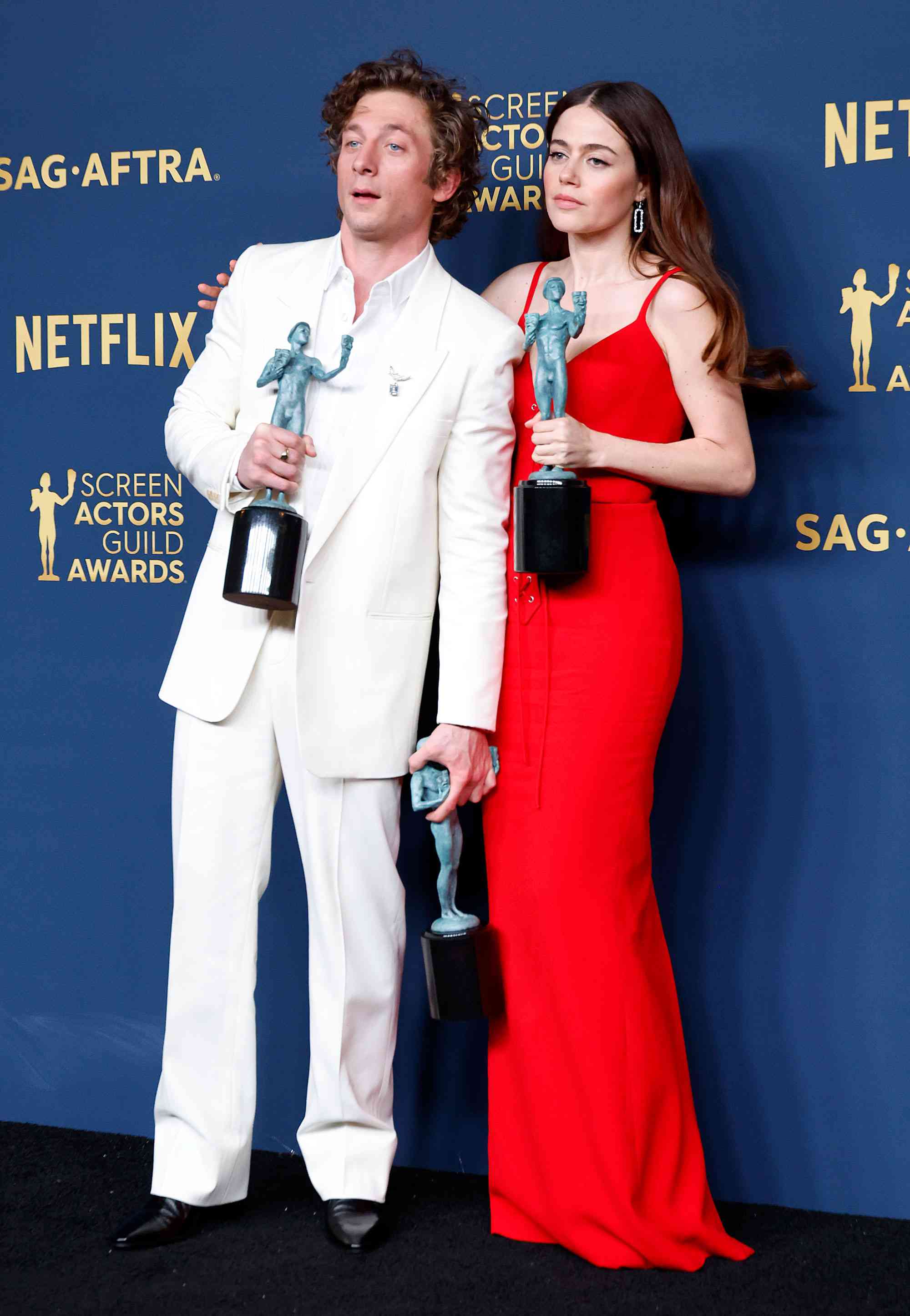 LOS ANGELES, CALIFORNIA - FEBRUARY 24: (L-R) Jeremy Allen White and Molly Gordon, winners of the Outstanding Performance by an Ensemble in a Comedy Series award for '"The Bear" pose in the press room during the 30th Annual Screen Actors Guild Awards at Shrine Auditorium and Expo Hall on February 24, 2024 in Los Angeles, California. (Photo by Frazer Harrison/Getty Images)