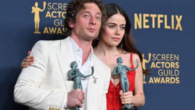 US actor Jeremy Allen White and actress Molly Gordon O poses with the awards for Outstanding Performance by a Male Actor in a Comedy Series (Allen WHite) and Outstanding Performance by an Ensemble in a Comedy Series for