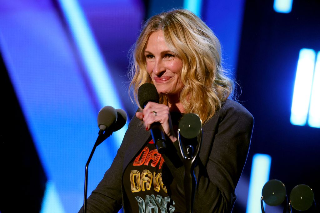 Julia Roberts reminds women that they still have the right to choose who they vote for