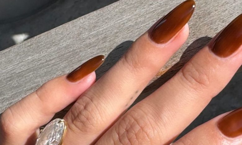 Hailey Bieber's Maple Syrup Manicure Is All I Can Think About Until My Next Salon Visit