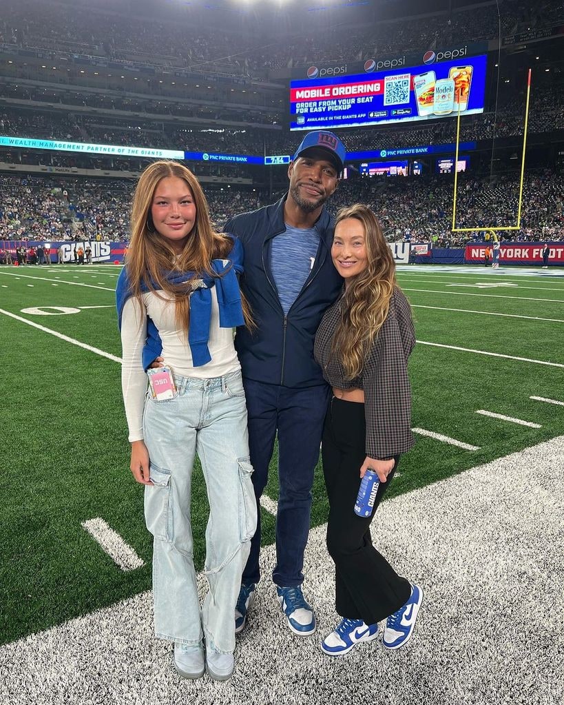 Michael Strahan, his girlfriend, Kayla Quick and his daughter, Isabella watched the Giants game