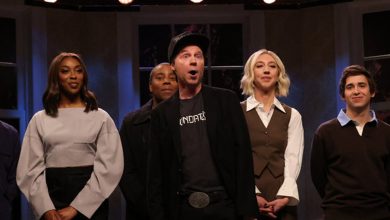 Dana Carvey as Elon Musk in front of Bowen Yang, Ego Nwodim, Kenan Thompson, Heidi Gardner and Marcello Hernández on