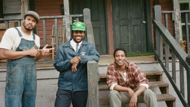 The Piano Lesson, from left: Ray Fisher, director Malcolm Washington, John David Washington, on set