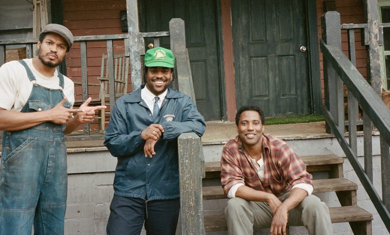 The Piano Lesson, from left: Ray Fisher, director Malcolm Washington, John David Washington, on set