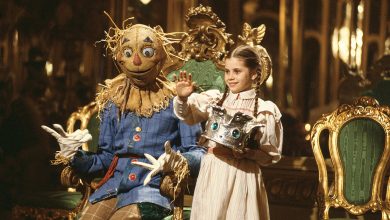 Dorothy (Fairuza Balk) reunites with the Scarecrow (Justin Case) in Disney’s sequel to the 1939’s The Wizard of Oz.