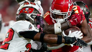 TAMPA, FL - OCTOBER 02: Kansas City Chiefs running back Isiah Pacheco (10) and Tampa Bay Buccaneers cornerback Sean Murphy-Bunting (23) during the NFL Football match between the Tampa Bay Bucs and Kansas City Chiefs on October 2nd, 2022 at Hard Raymond James Stadium, FL. (Photo by Andrew Bershaw/Icon Sportswire via Getty Images)