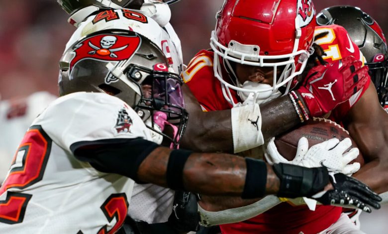 TAMPA, FL - OCTOBER 02: Kansas City Chiefs running back Isiah Pacheco (10) and Tampa Bay Buccaneers cornerback Sean Murphy-Bunting (23) during the NFL Football match between the Tampa Bay Bucs and Kansas City Chiefs on October 2nd, 2022 at Hard Raymond James Stadium, FL. (Photo by Andrew Bershaw/Icon Sportswire via Getty Images)