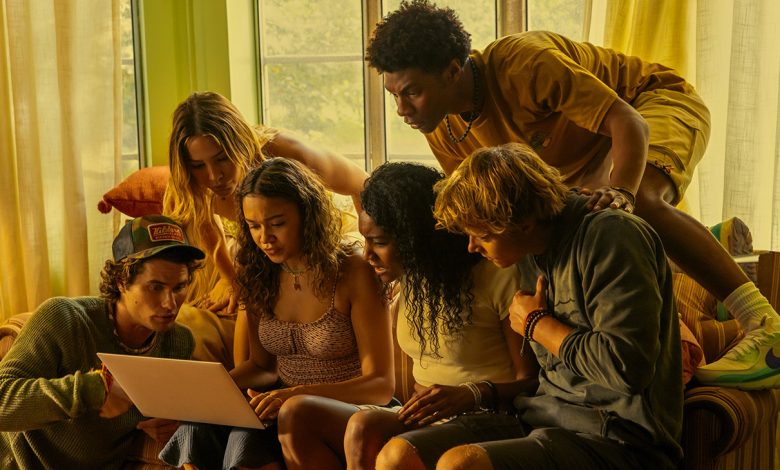 (L to R) Chase Stokes as John B, Madelyn Cline as Sarah Cameron, Madison Bailey as Kiara, Carlacia Grant as Cleo, Jonathan Daviss as Pope, Rudy Pankow as JJ in episode 401 of Outer Banks.