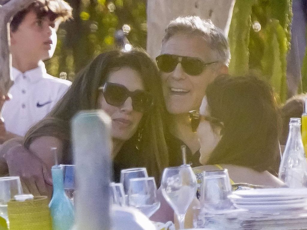  George Clooney and his wife Amal enjoyed a romantic weekend getaway in Saint-Tropez, savoring lunch at the serene La Cabane Bambou on Pampelonne Beach