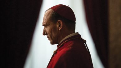 Ralph Fiennes as Cardinal Thomas Lawrence in Conclave.