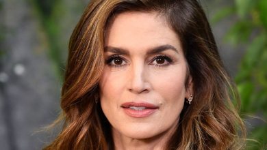 Cindy Crawford, 58, is an all-natural bikini bombshell in red two-piece during Mexican vacation