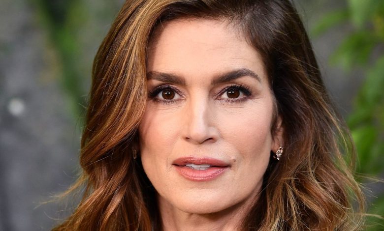 Cindy Crawford, 58, is an all-natural bikini bombshell in red two-piece during Mexican vacation