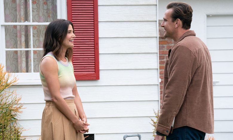 Cobie Smulders as Sofi and Jason Segel as Jimmy in