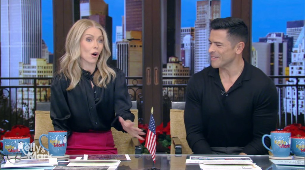 Kelly Ripa revealed the disaster behind her Christmas tree photo on social media 