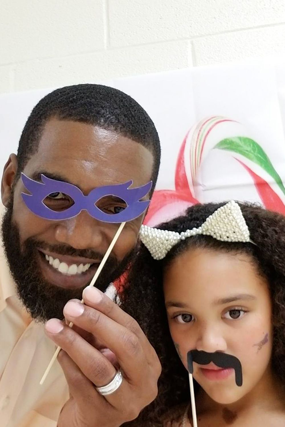 Randy Moss and his daughter Sylee Moss take a selfie at a Daddy Daughter Dance in February 2018.