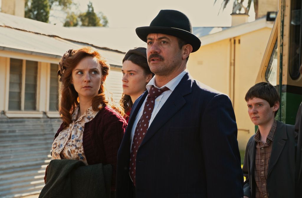 Faye Marsay and Warren Brown as Annie and Terry in Ten Pound Poms 