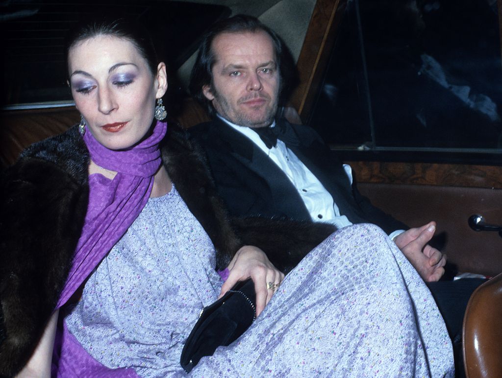 anjelica huston and jack nicholson sitting in back of a car
