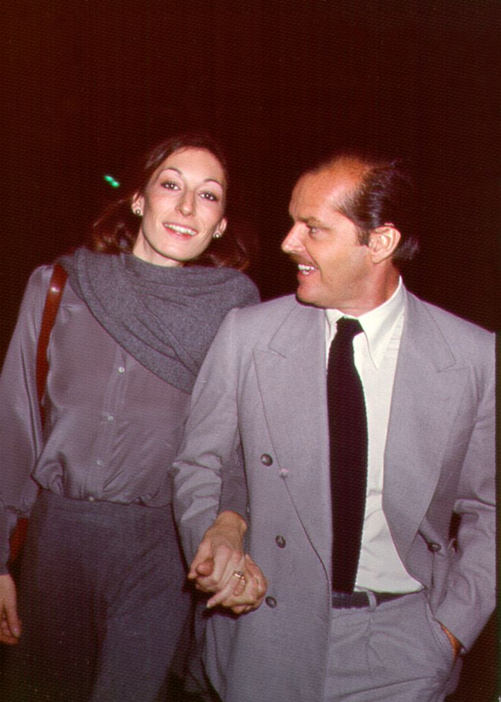 jack nicholson holding hands with anjelica huston 1970
