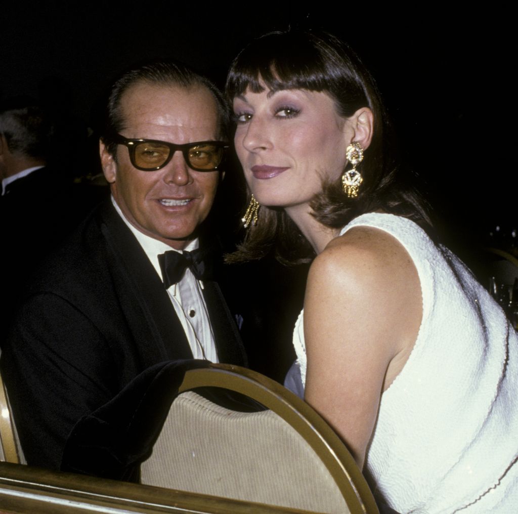jack nicholson and anjelica huston turning around to face camera