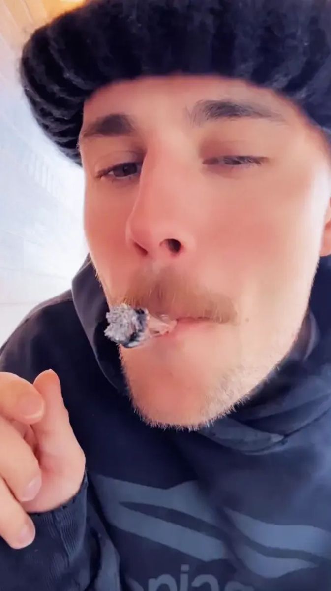 Justin Bieber smoking