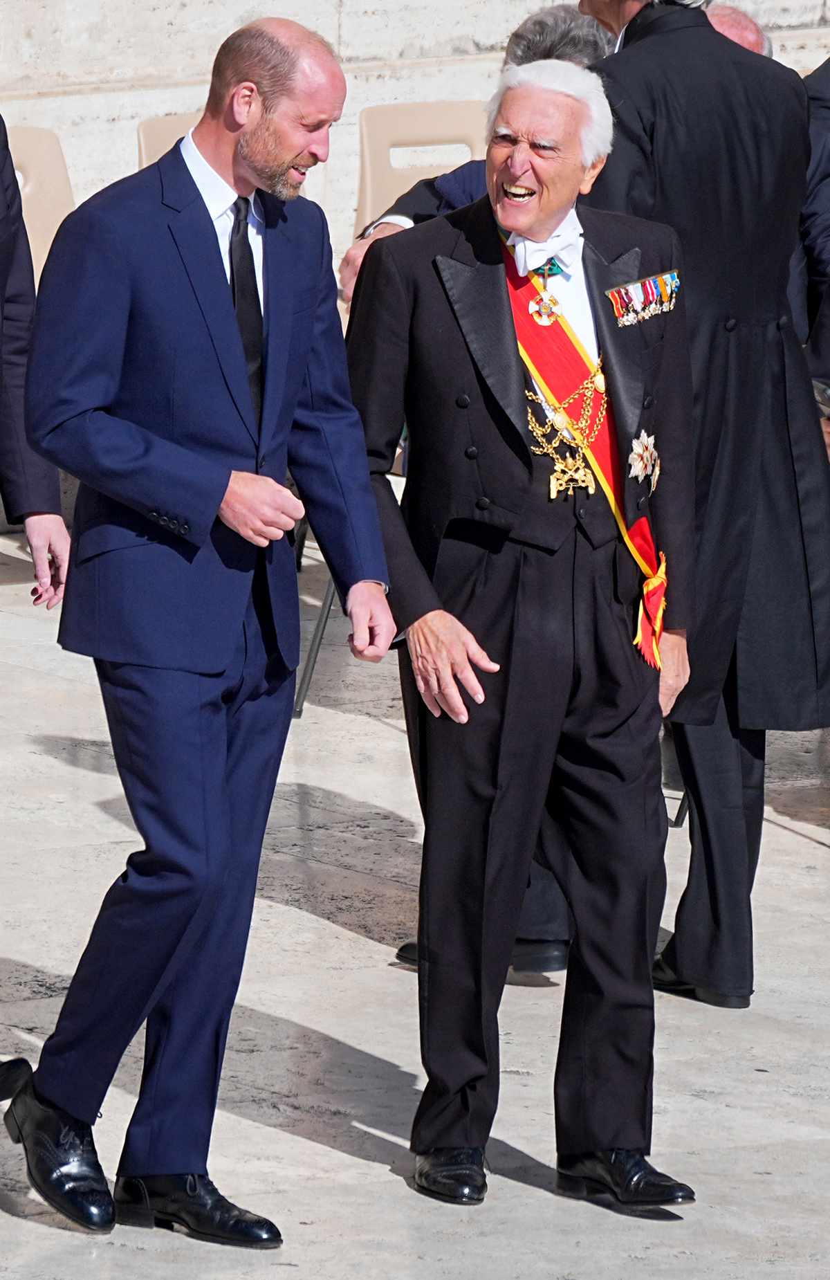 26 April 2025, Vatican, Vatikanstadt: Britain's heir to the throne Prince William (l) attends the funeral mass for the late Pope Francis in St. Peter's Square.