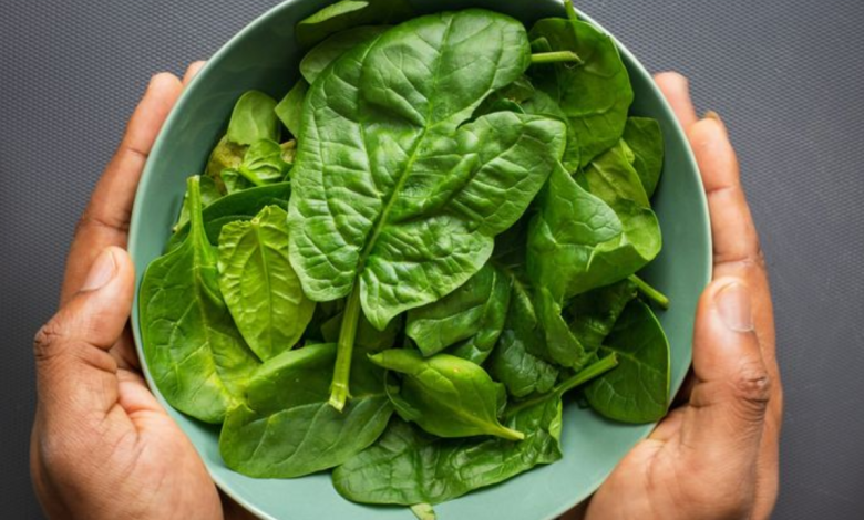5 ways to add fresh spinach to your hair routine to promote hair growth