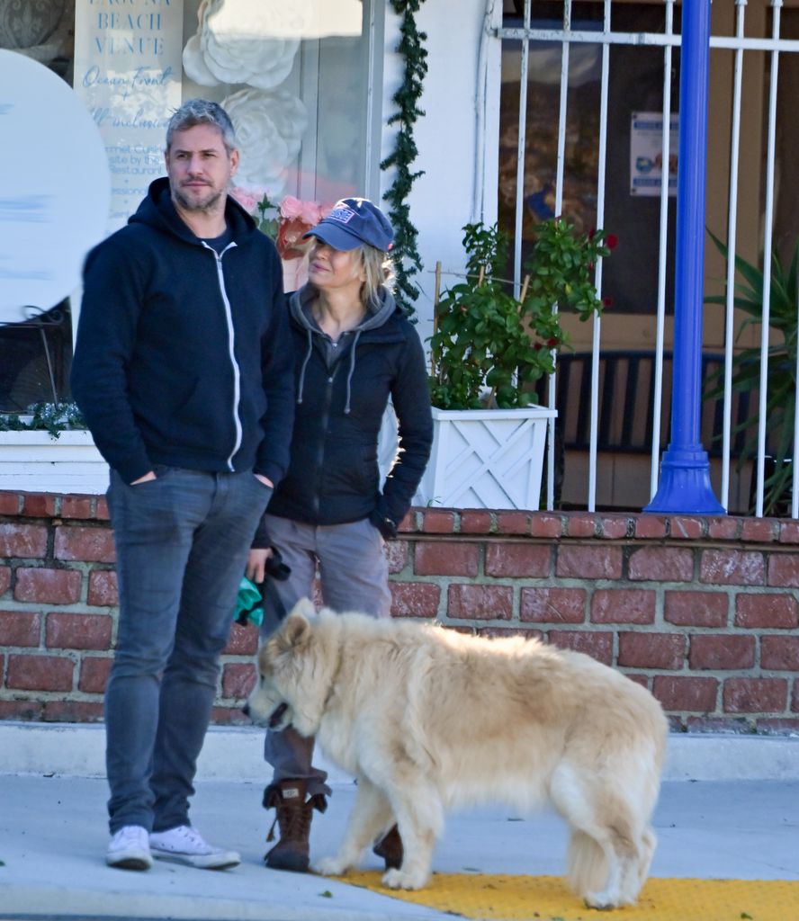 Renee Zellweger and Ant Anstead are seen on a leisurely stroll on February 13, 2024 in Newport Beach, California.