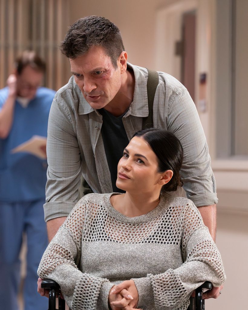 NATHAN FILLION, JENNA DEWAN  IN A STILL FROM THE ROOKIE