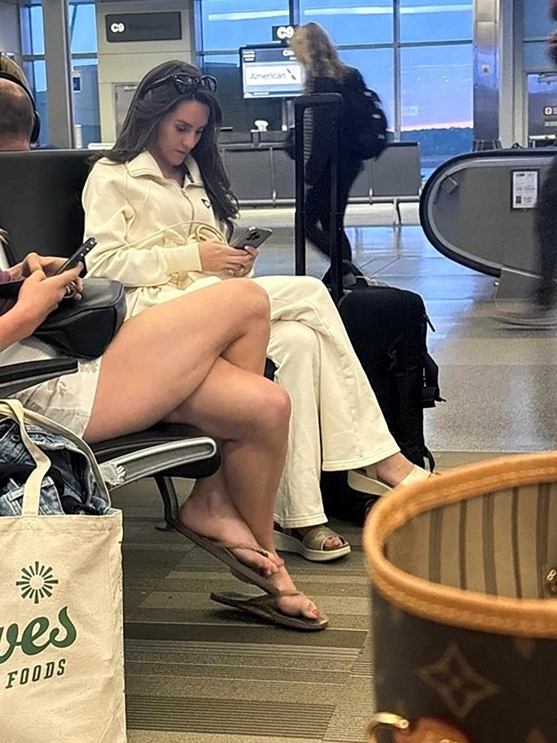 Raleigh, NC -Bill Belichick and Jordon Hudson have been fueling engagement speculation for weeks ... and, Jordon's jewelry won't shut down the rumors -- 'cause it looks like she's wearing a ring on that finger.