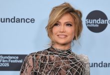 Jennifer Lopez poses at the world premiere of Kiss of the Spider Woman.