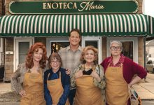(L-R) Susan Sarandon as Gia, Talia Shire as Teresa, Vince Vaughn as Joe Scaravella, Brenda Vaccaro as Antonella and Lorraine Bracco as Roberta in