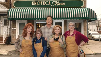 (L-R) Susan Sarandon as Gia, Talia Shire as Teresa, Vince Vaughn as Joe Scaravella, Brenda Vaccaro as Antonella and Lorraine Bracco as Roberta in