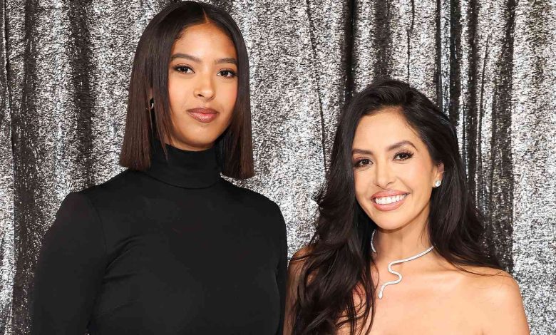 BEVERLY HILLS, CALIFORNIA - NOVEMBER 25: (Editorial Use Only) (Exclusive Coverage) (L-R) Natalia Bryant and Vanessa Bryant attend the World Premiere of