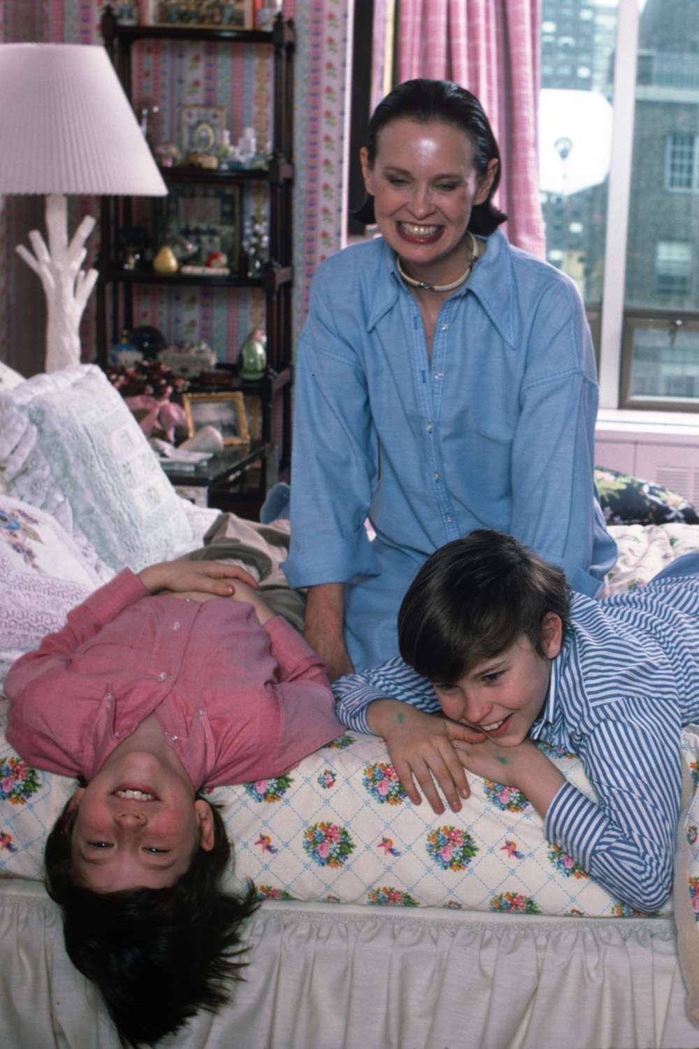 Gloria Vanderbilt with her two sons Anderson Cooper and Carter Vanderbilt Cooper in their apartment in March 1976 in New York.