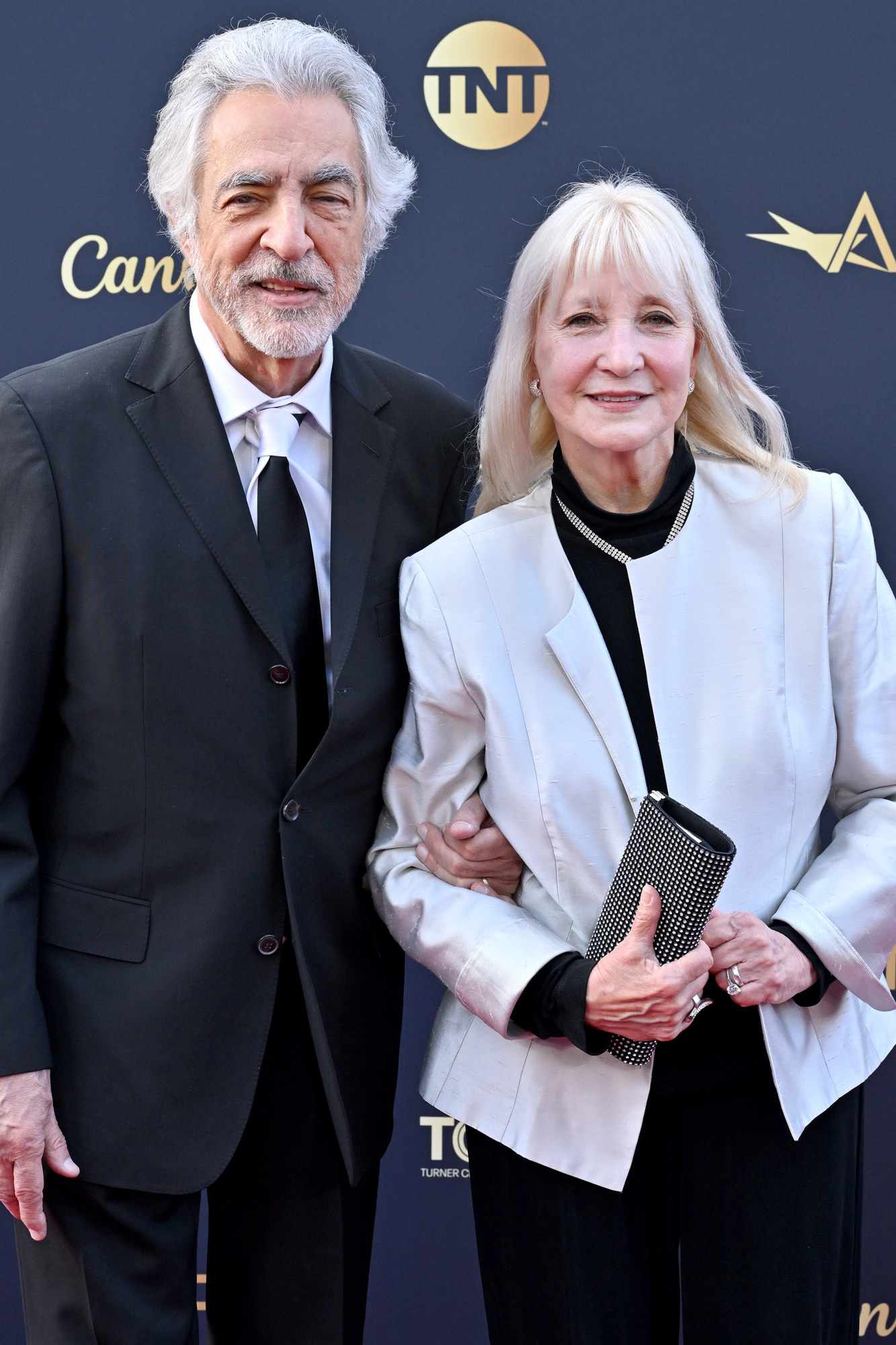  Joe Mantegna and Arlene Vrhel attend the AFI Life Achievement Award Ceremony Honoring Francis Ford Coppola at Dolby Theatre on April 26, 2025 in Hollywood, California. 