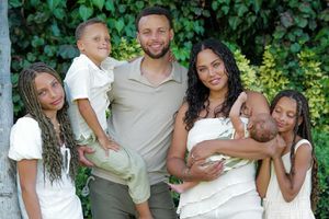 Steph and Ayesha Curry with their children