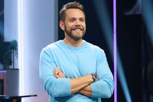 Joel McHale in CRIME SCENE KITCHEN
