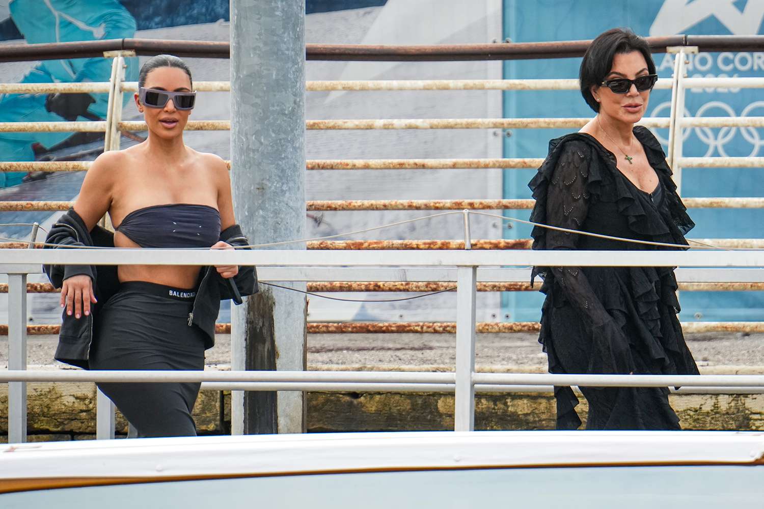  Kim Kardashian and Kris Jenner arrive at the airpost for the Jeff Bezos and Lauren Sanchez wedding